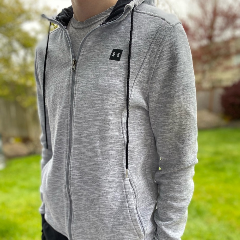 UNDER ARMOUR~LONG SLEEVE~ZIP FRONT HOODIE~MEDIUM